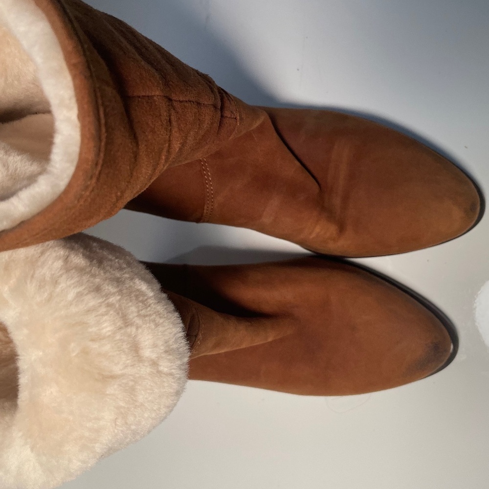 Like New, Ugg Women’s Layna Genuine Sherling Leather Cuff  Boots 1005955 - Picture 7 of 8
